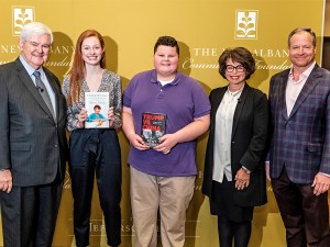 Newt Gingrich, two students, Valerie Jarrett and moderator pose for a picture together.